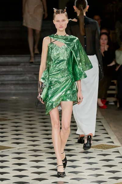 Look 16